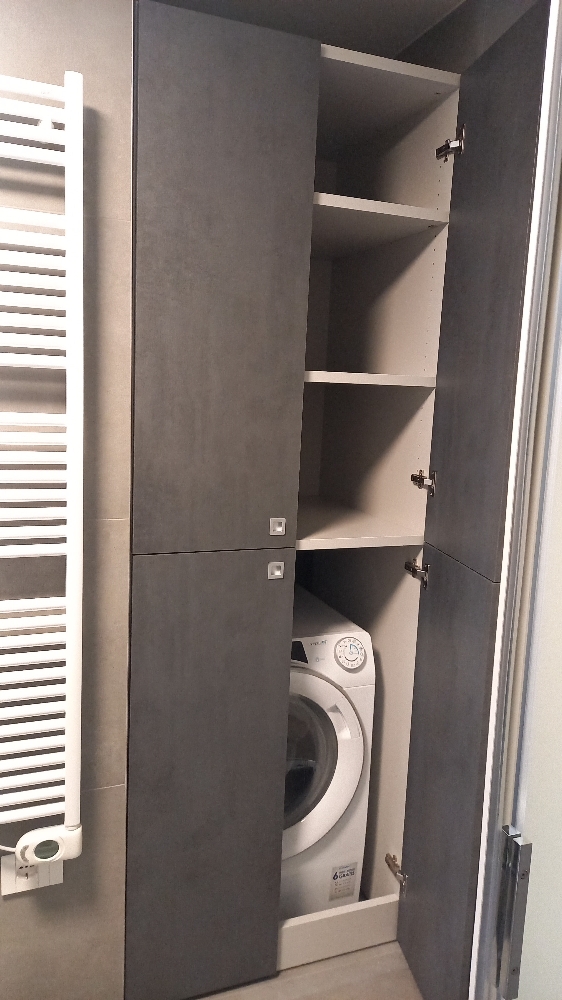 Colonna lavanderia su misura allestimento libero in finitura grigio ardesia